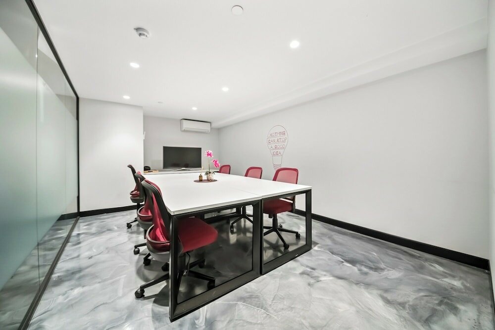 Фото Studio 8 Residences - Adults Only