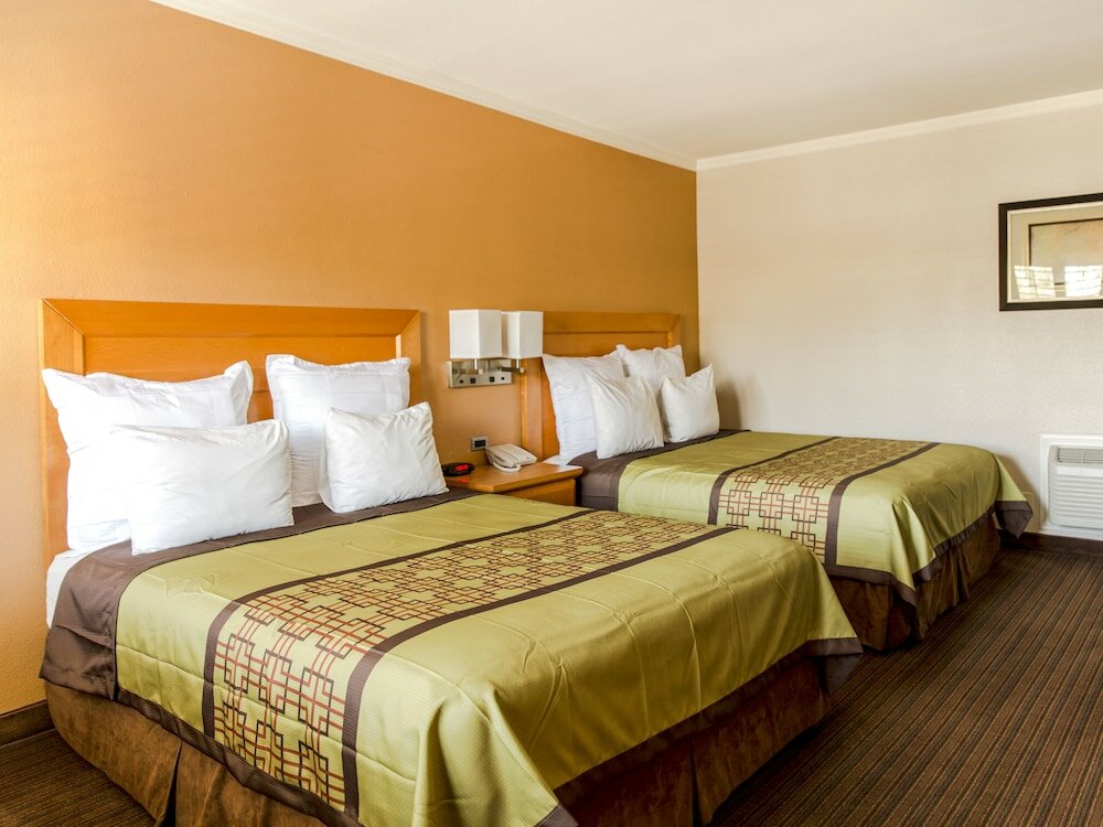 Фото Anaheim Islander Inn and Suites