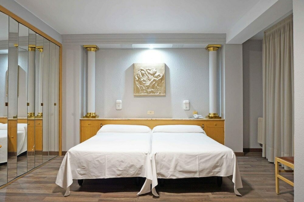 Фото Hotel Cesaraugusta