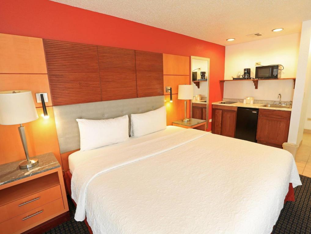 Фото Days Inn by Wyndham Calumet Park