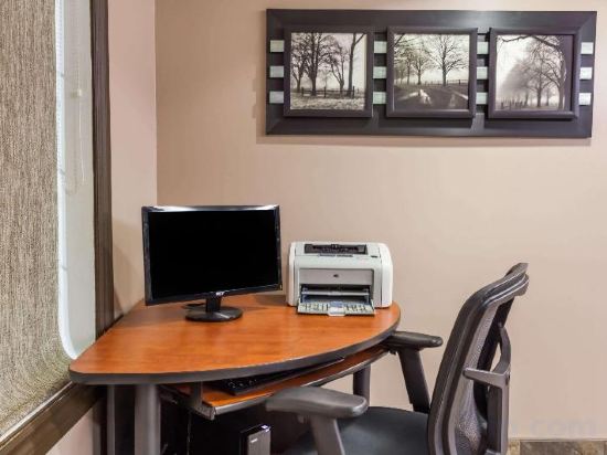 Фото Super 8 by Wyndham Saskatoon Near Saskatoon Airport