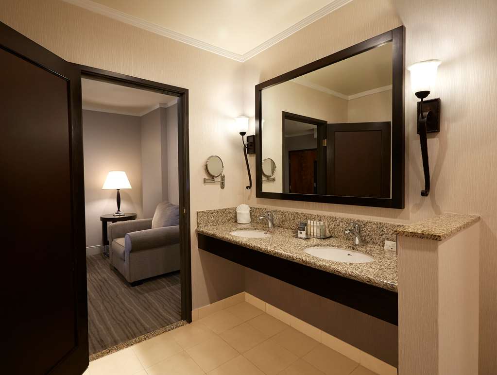 Фото DoubleTree by Hilton Claremont