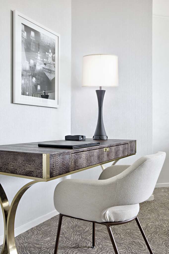 Фото Amway Grand Plaza, Curio Collection by Hilton