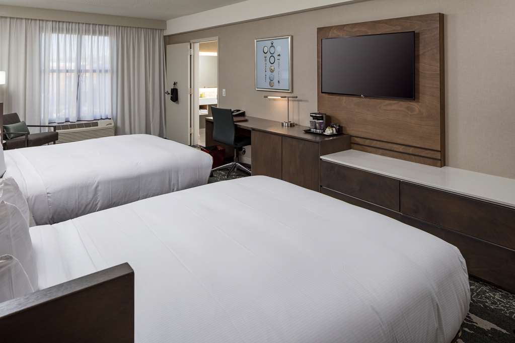 Фото Doubletree by Hilton Boston Logan Airport Chelsea