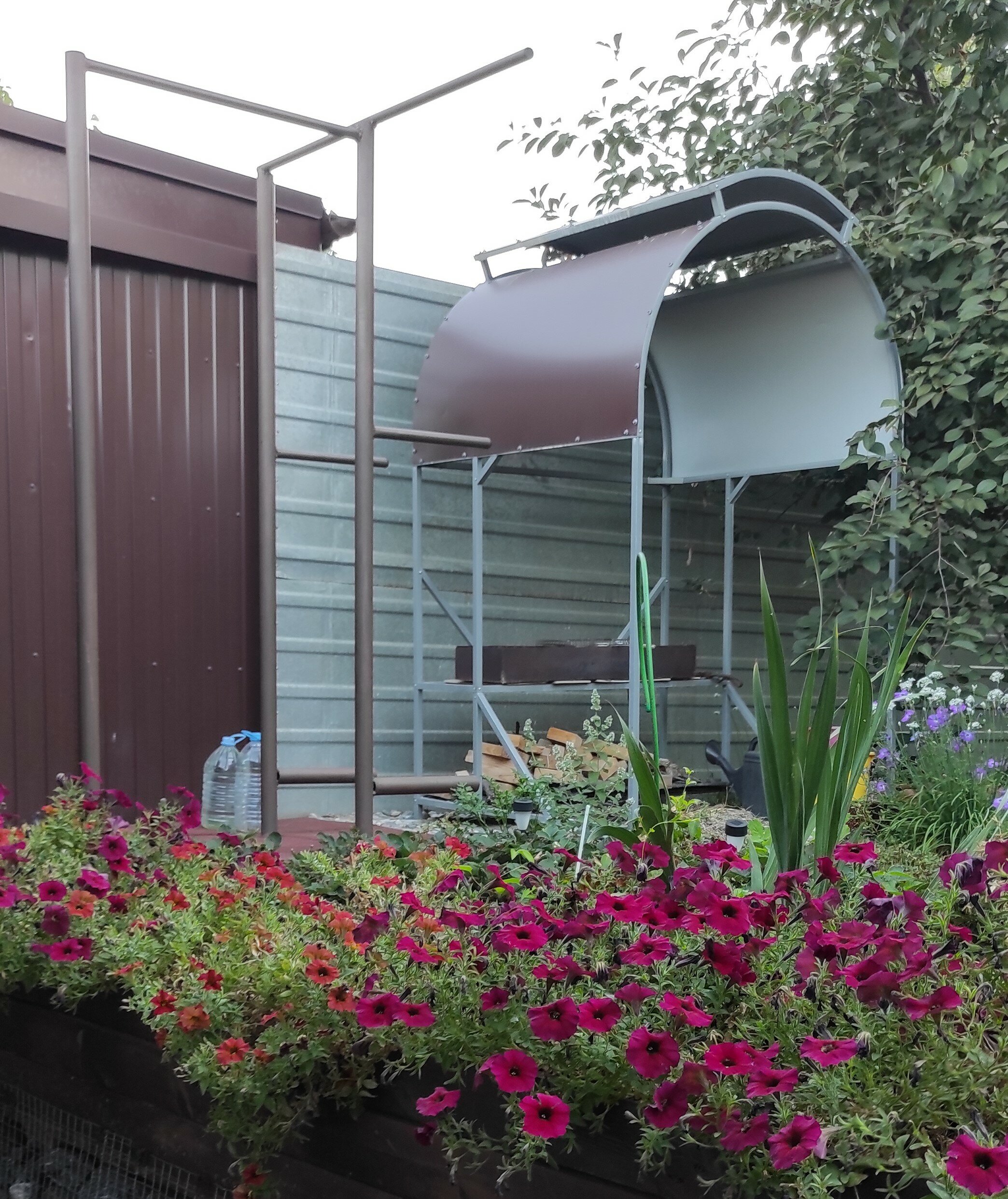 Фото Дом с лилиями