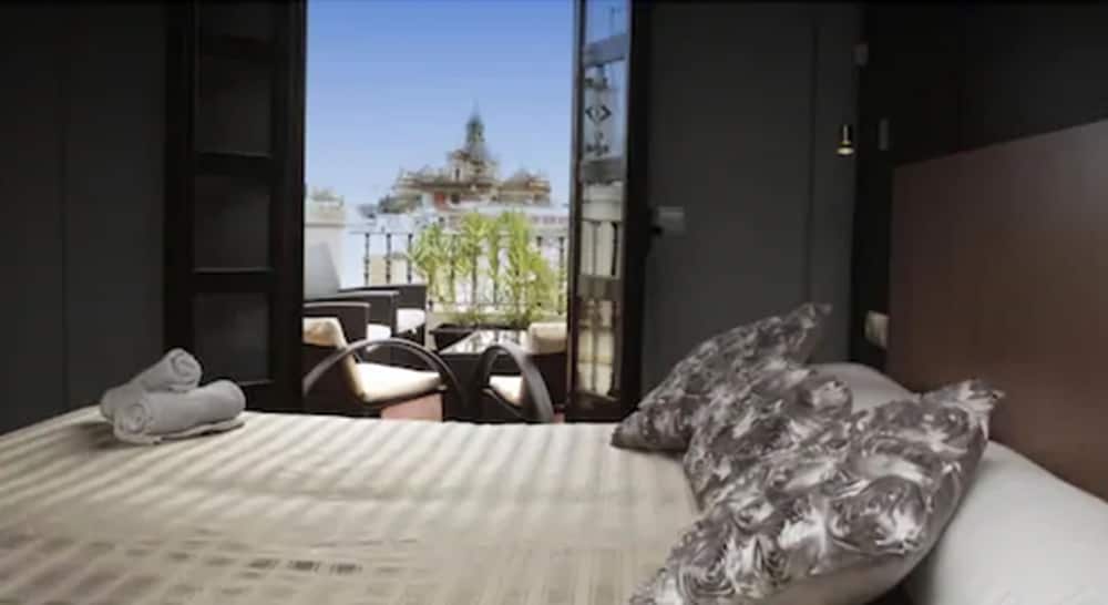 Фото Hotel Plaza Sevilla