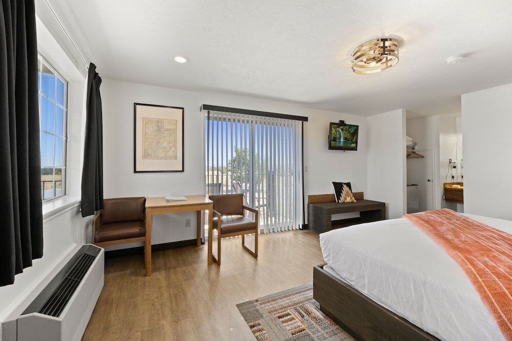 Фото Broken Spur Inn & Steakhouse