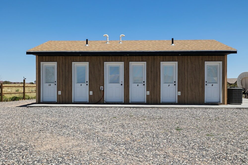 Фото Broken Spur Inn & Steakhouse