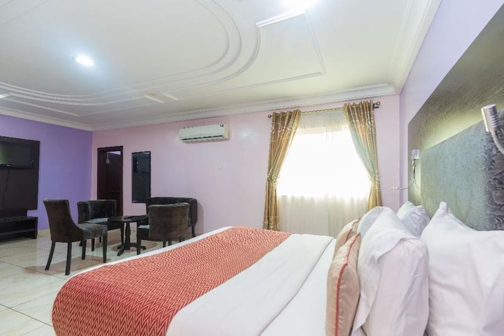 Фото Royal Terrace Hotel & Towers