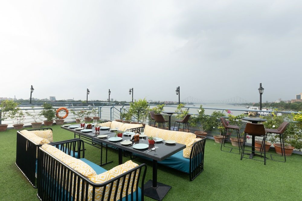 Фото Polo Floatel Kolkata