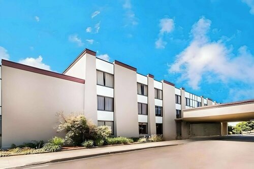 Гостиница Ramada Hotel & Conference Center by Wyndham Lansing в Лансинге