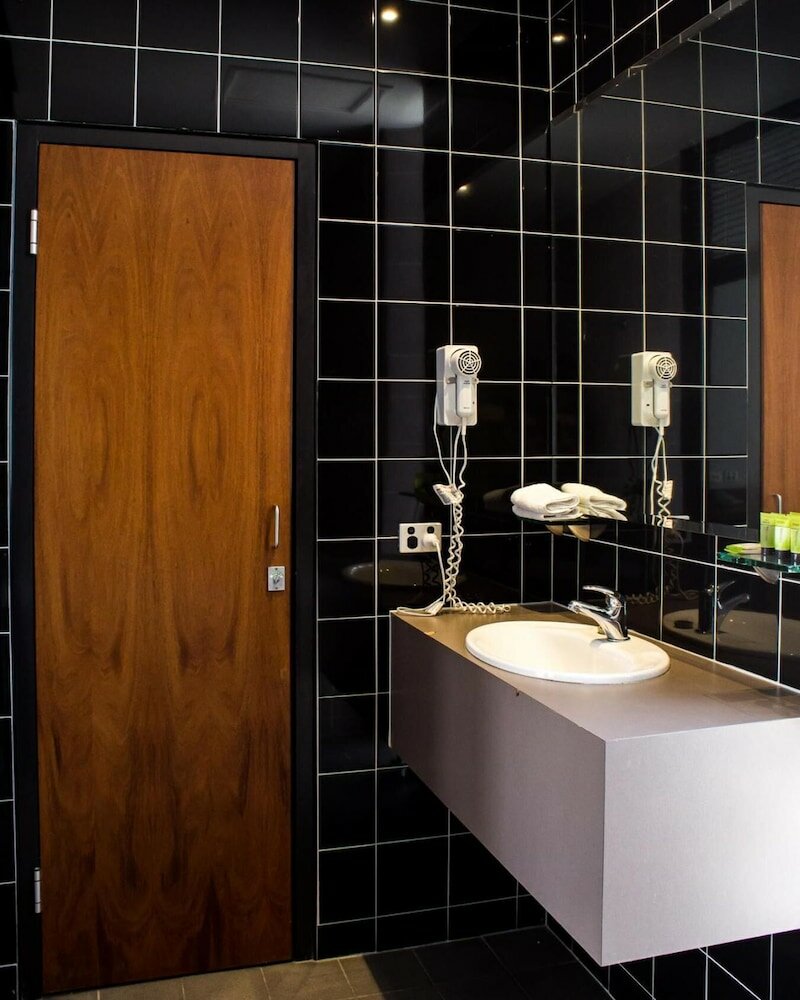 Фото Highlander Hotel Bar Kitchen Rooftop