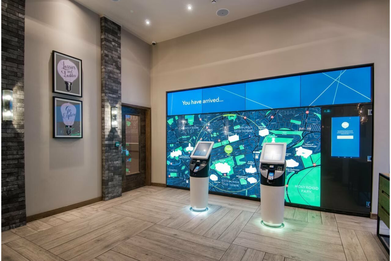 Фото Hub by Premier Inn Edinburgh City Centre