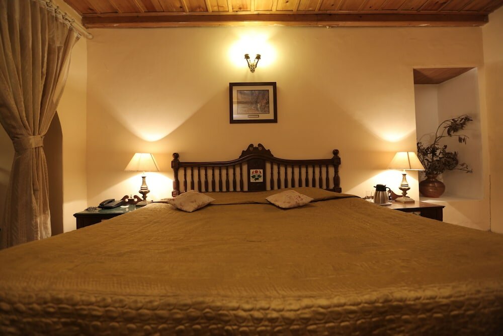 Фото WelcomHeritage Windsor Lodge