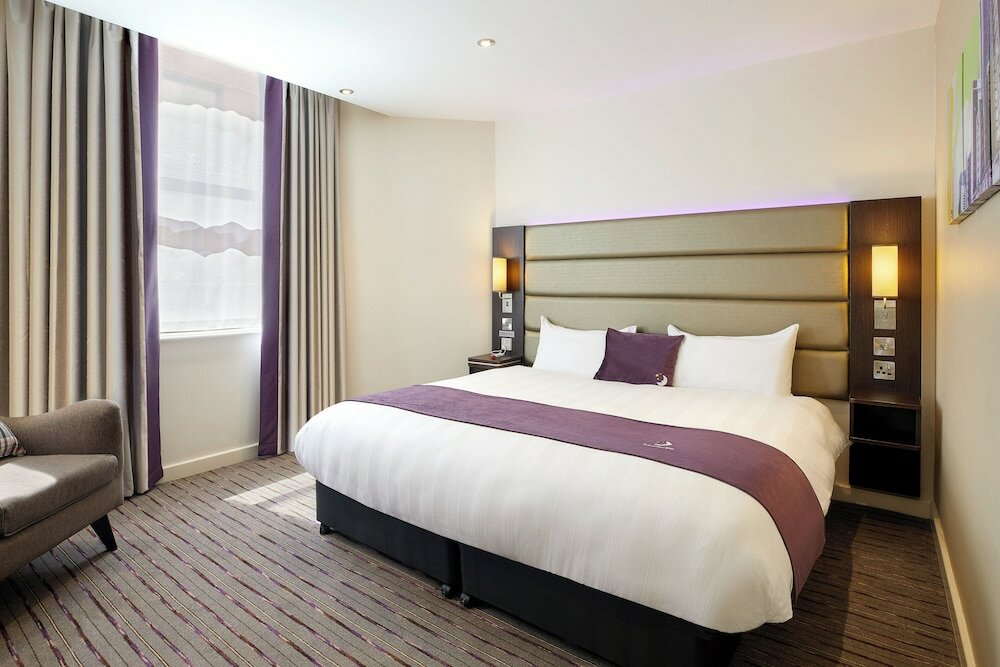 Фото Premier Inn Edinburgh City Centre Royal Mile