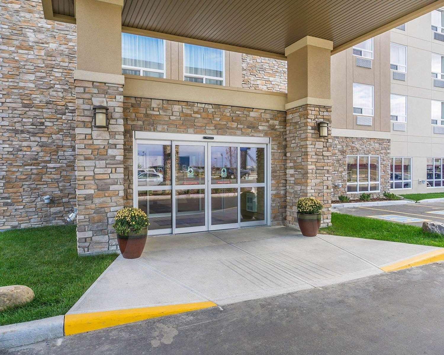 Фото Comfort Inn & Suites Edmonton International Airport