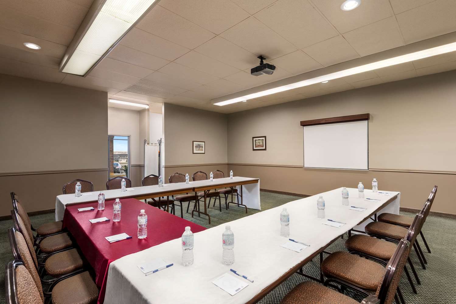 Фото Travelodge by Wyndham Swift Current