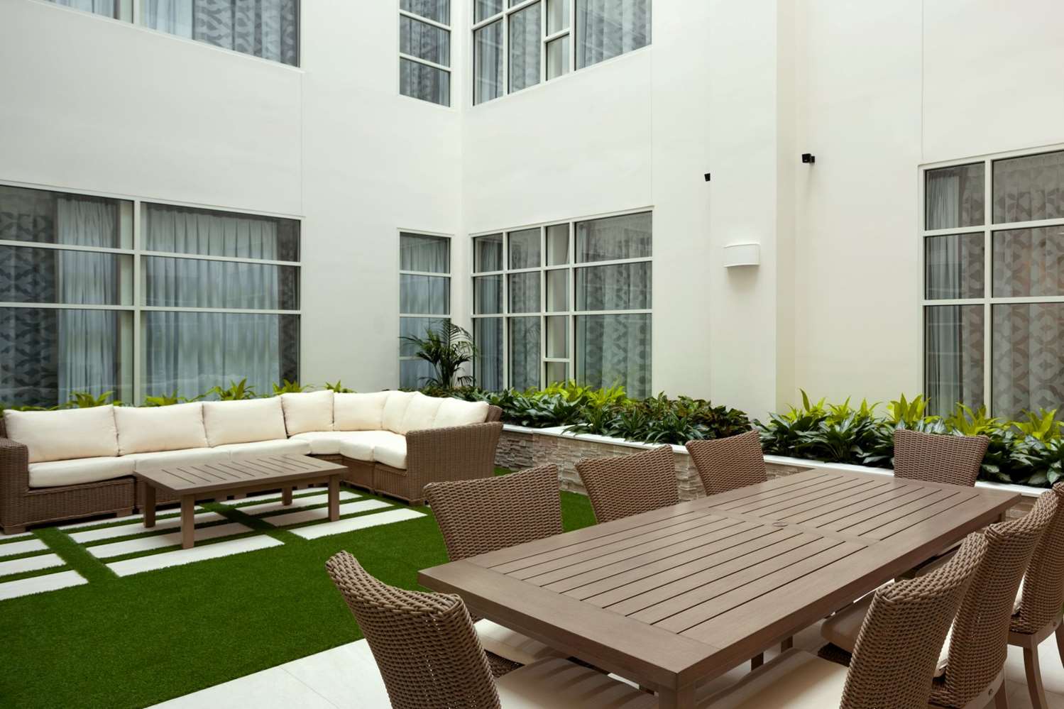 Фото Embassy Suites Louisville Downtown