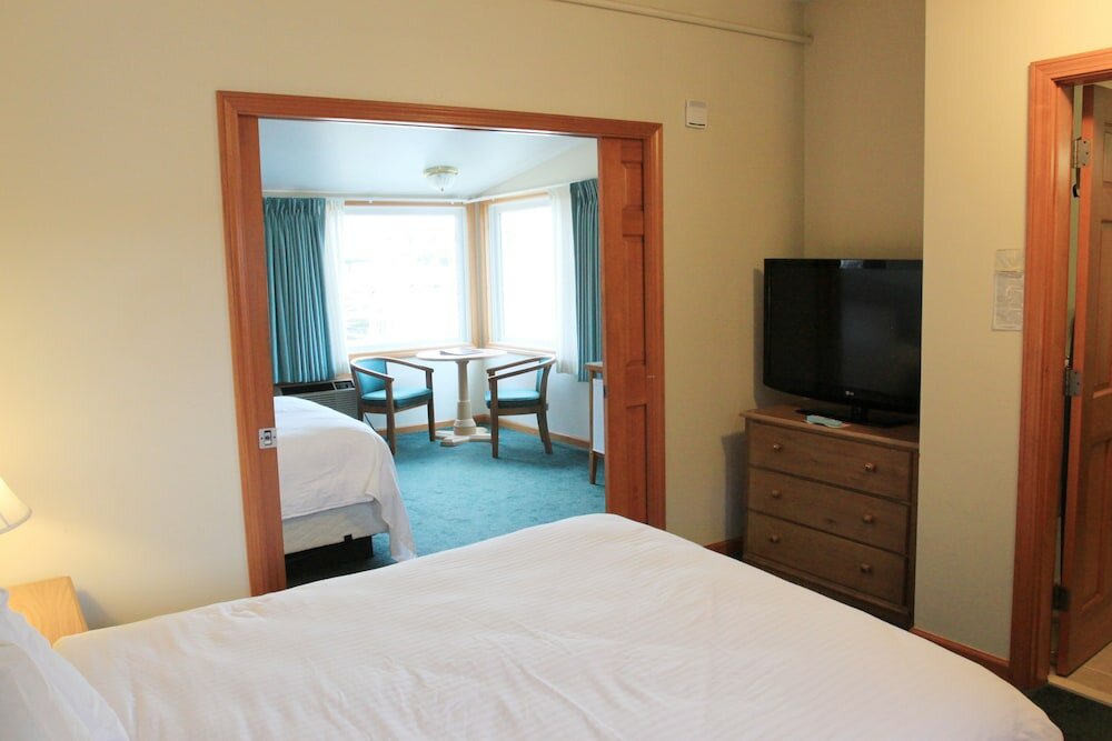 Фото Tugboat Inn