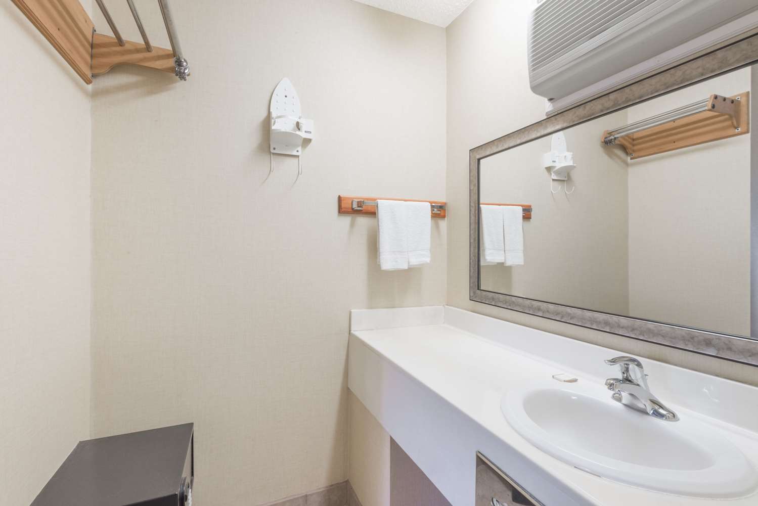 Фото Howard Johnson by Wyndham Rocky Hill