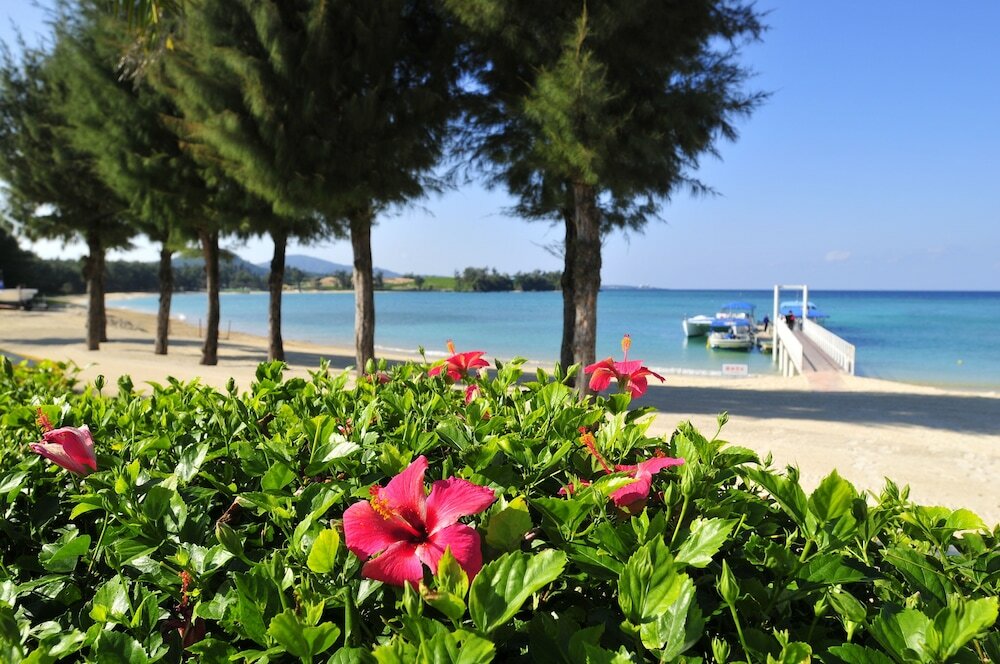 Фото Okinawa Kariyushi Lch Resort on the Beach
