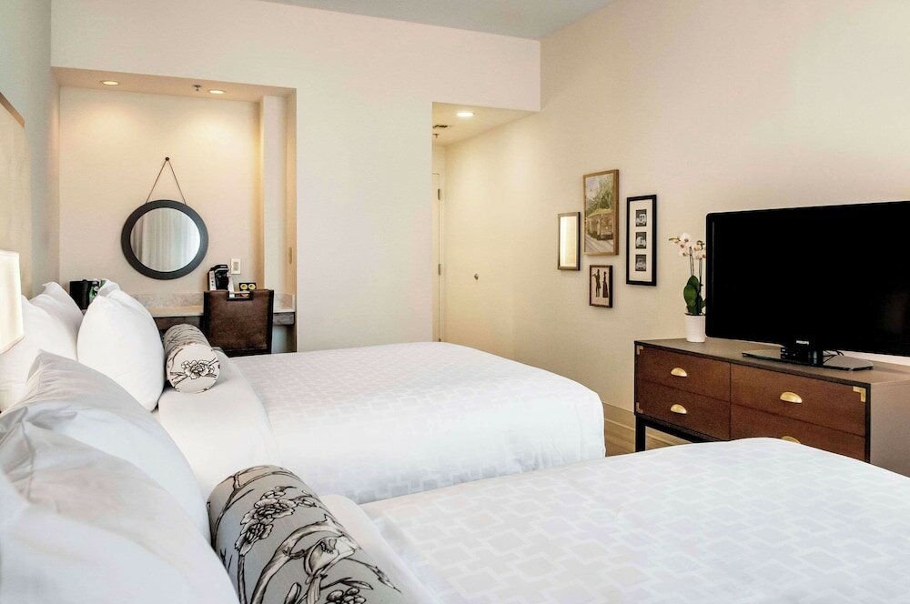 Фото St Charles Coach House, Ascend Hotel Collection