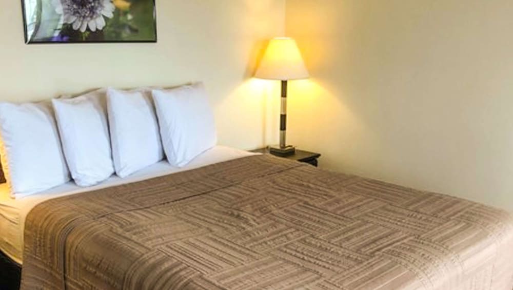 Фото Colonial Inn Ellsworth