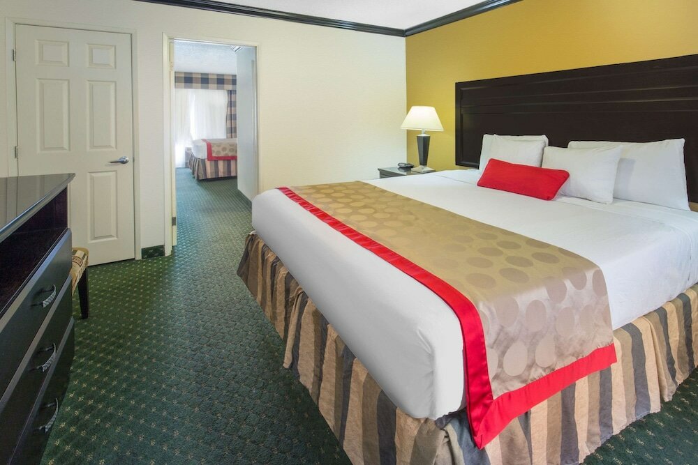 Фото Ramada by Wyndham Ontario
