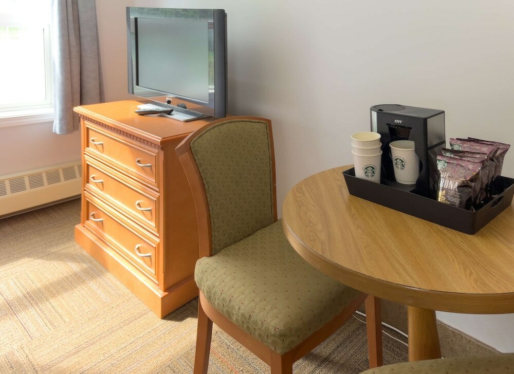 Фото Econo Lodge & Suites Hinton