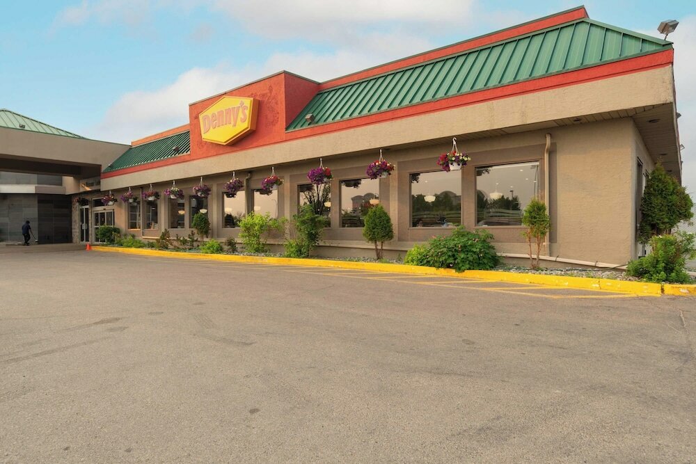 Фото Sandman Hotel Edmonton West