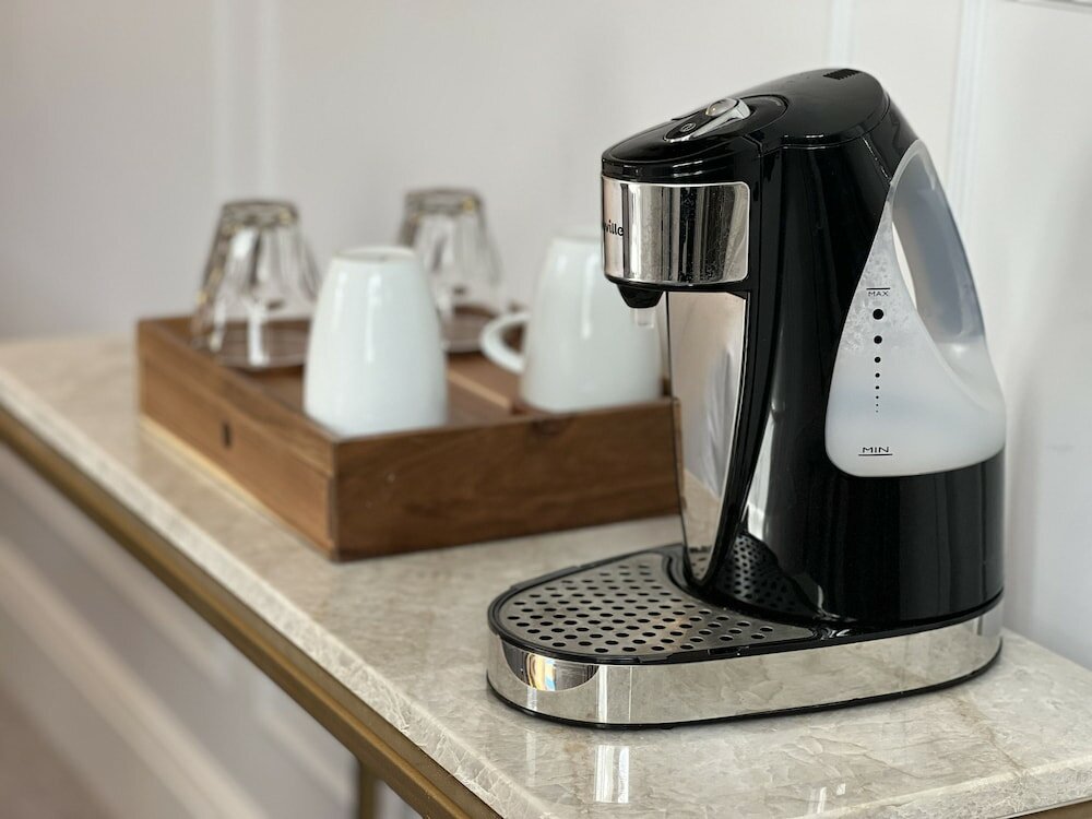 Фото Three Falcons Hotel