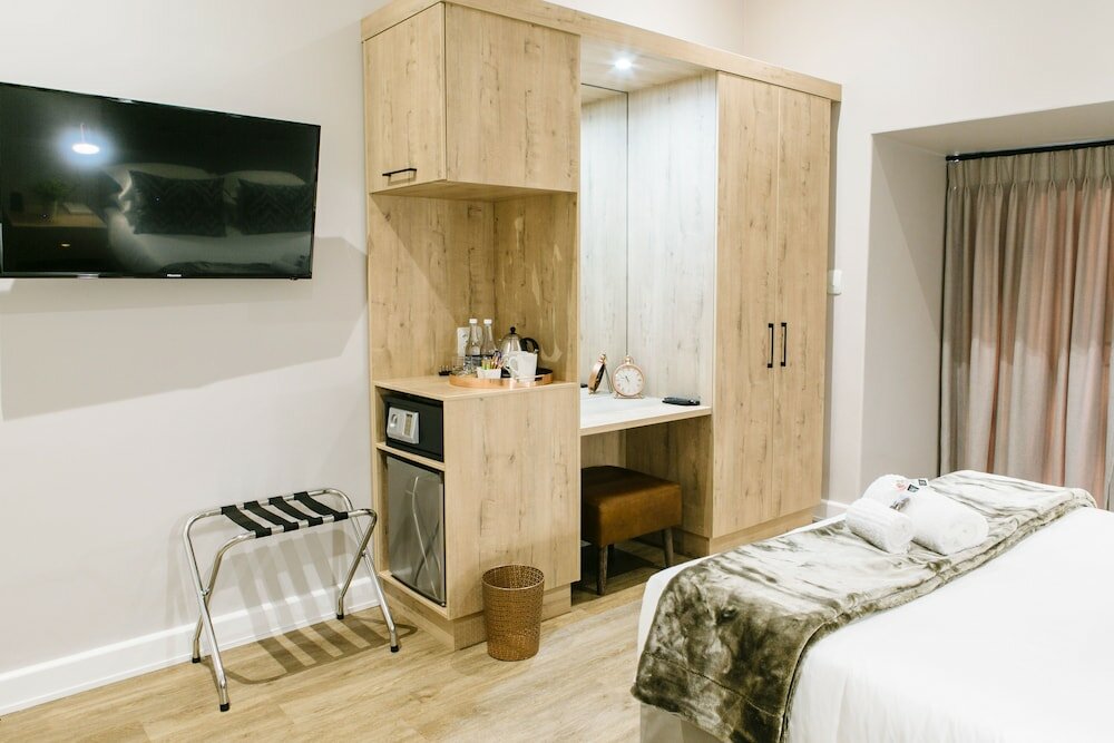 Фото 30 on Whites Guesthouse