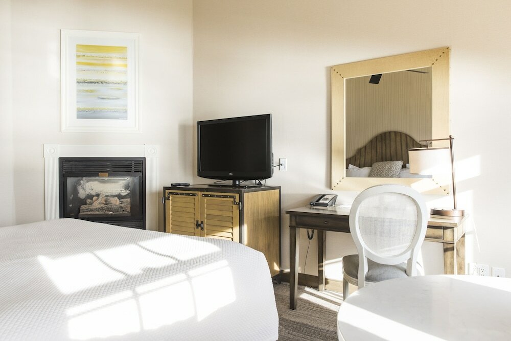 Фото Cottage Inn by The Sea