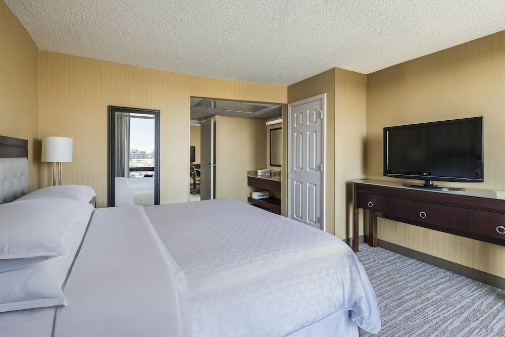 Фото Sheraton West Des Moines Hotel