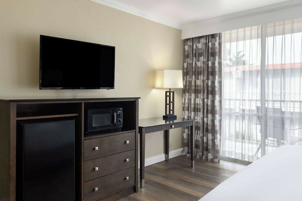 Фото Travelodge by Wyndham Monterey Bay