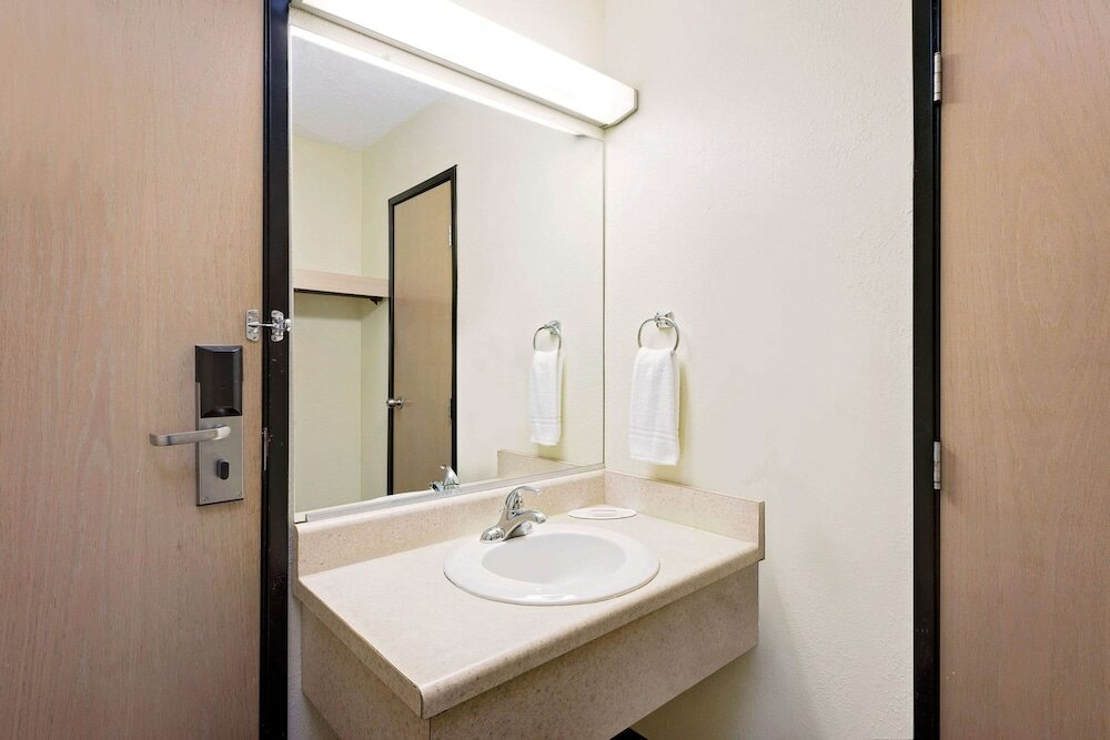 Фото Super 8 by Wyndham Metropolis