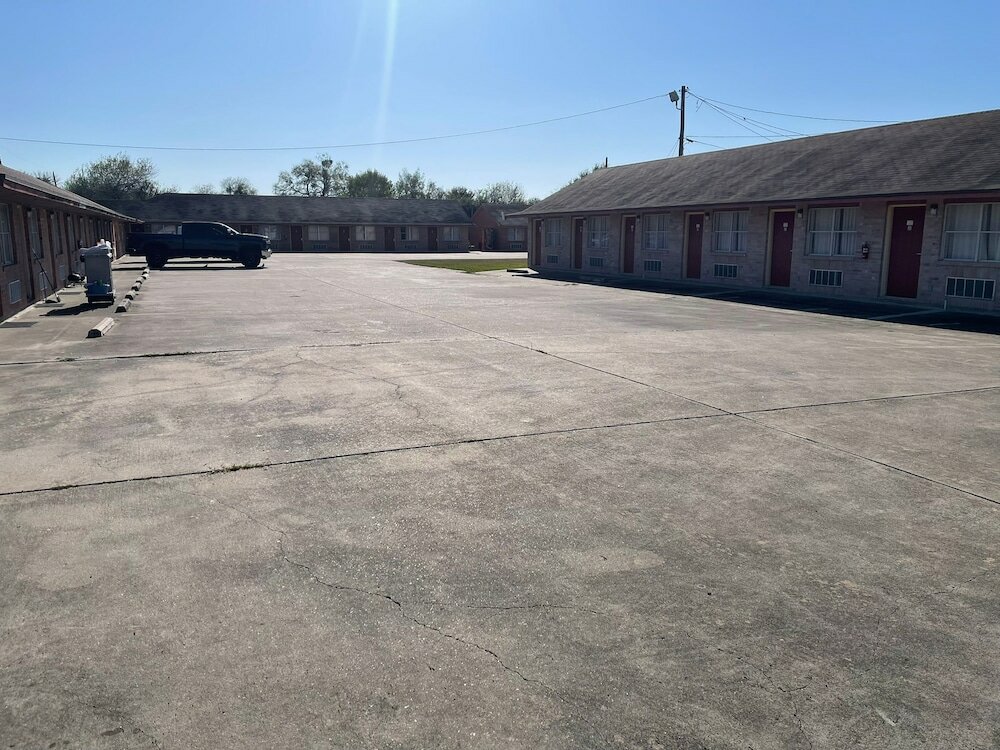 Фото Lakeside Inn & Suites