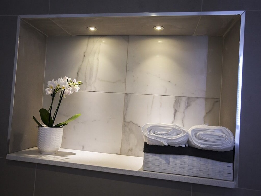 Фото The Lane Apartment