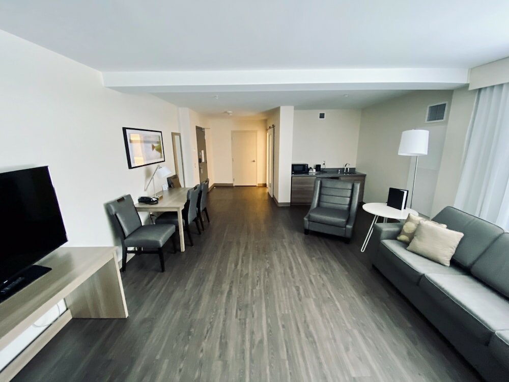 Фото Radisson Kingswood Hotel & Suites, Fredericton, NB