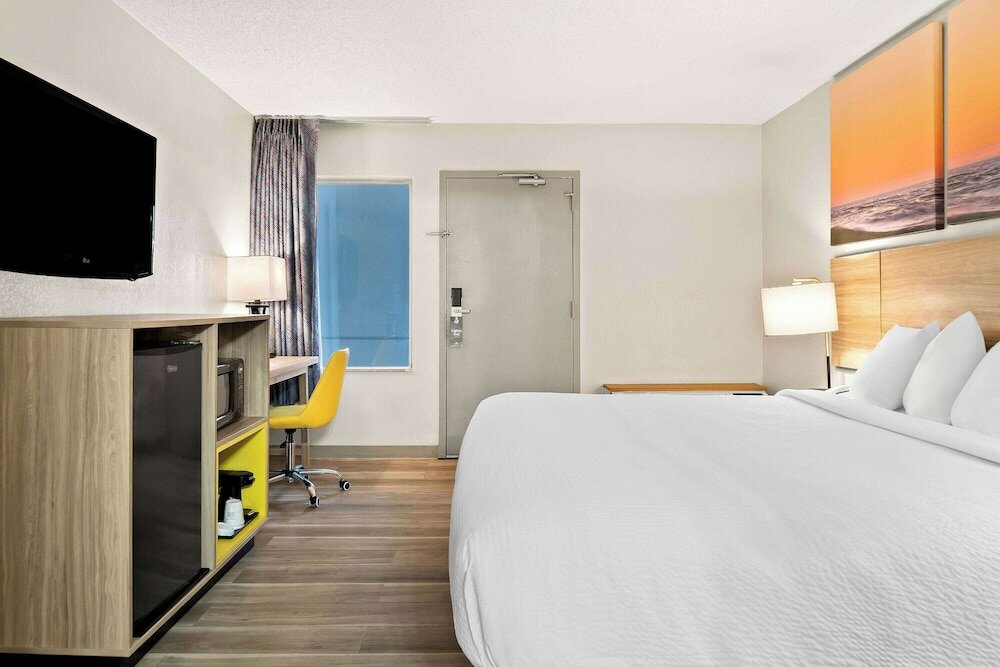 Фото Days Inn & Suites by Wyndham Warren