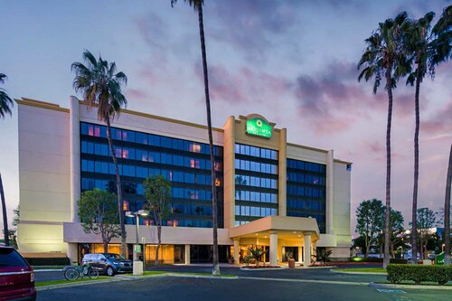 Гостиница La Quinta Inn & Suites by Wyndham Buena Park в Буэна-Парк