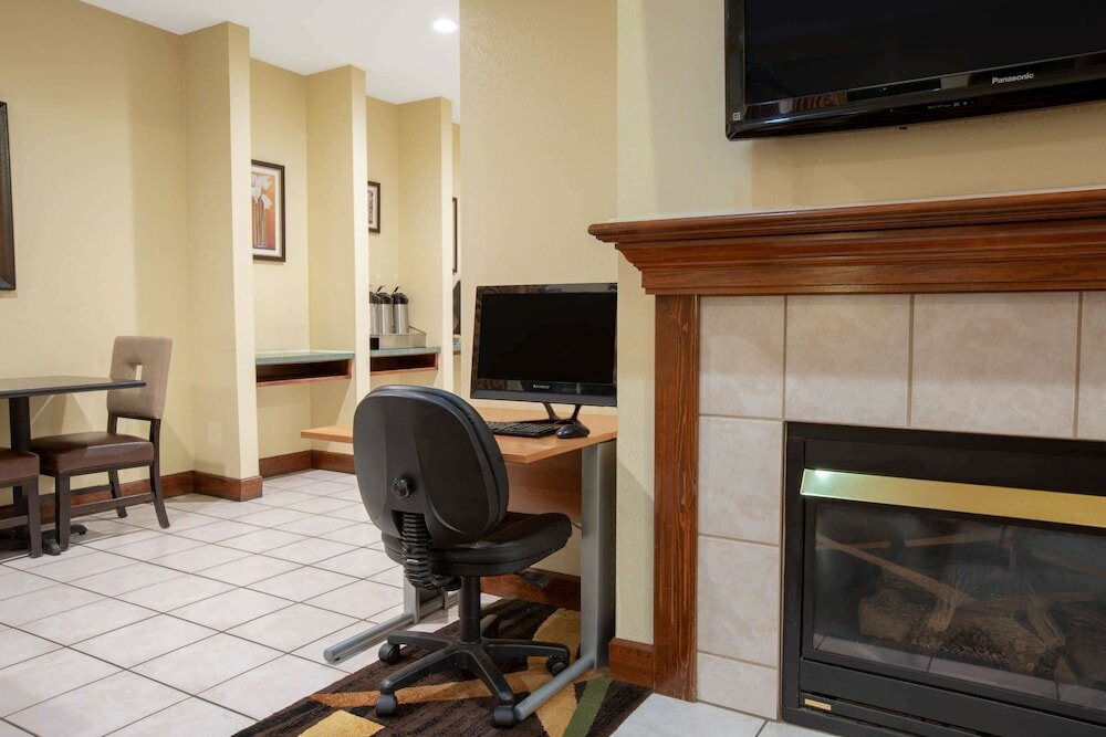 Фото Ramada Limited Redding