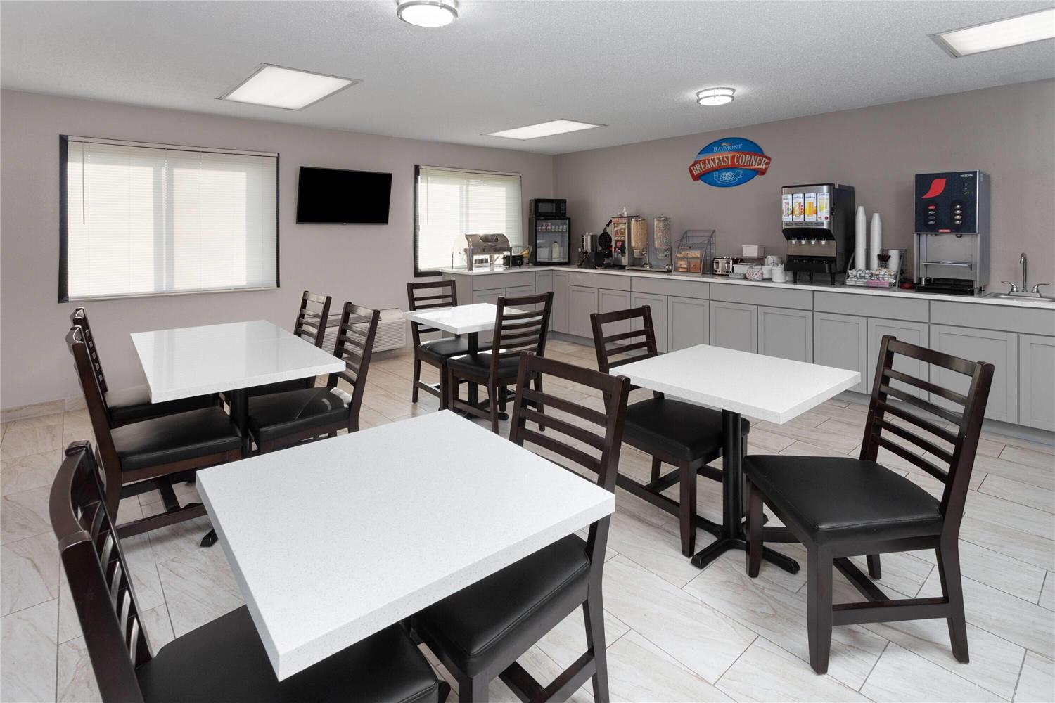 Фото Super 8 by Wyndham Oshkosh Airport