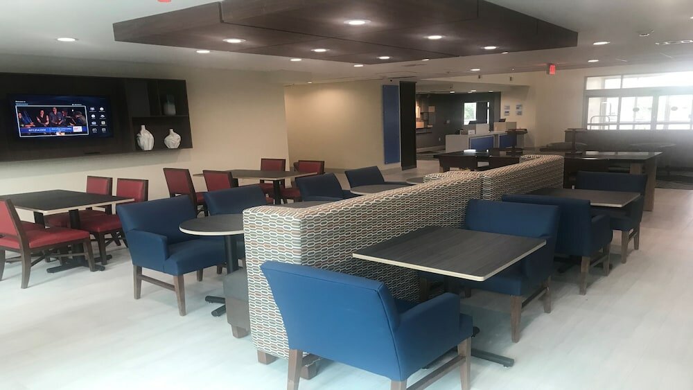 Фото Holiday Inn Express And Suites Arlington North - Stadium Area, an Ihg Hotel