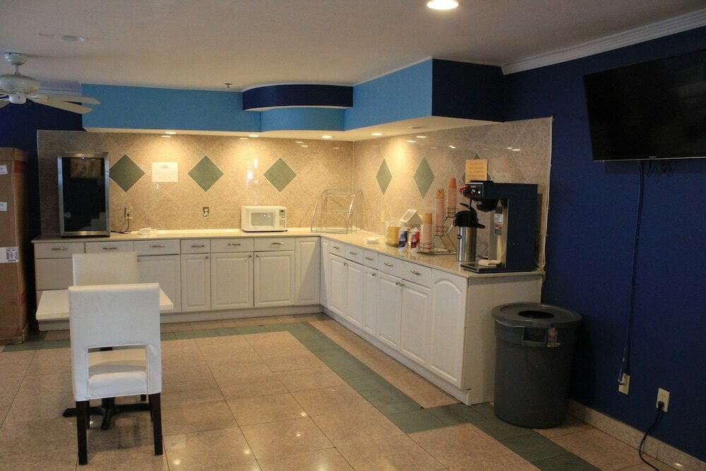 Фото Days Inn by Wyndham Seatac Airport