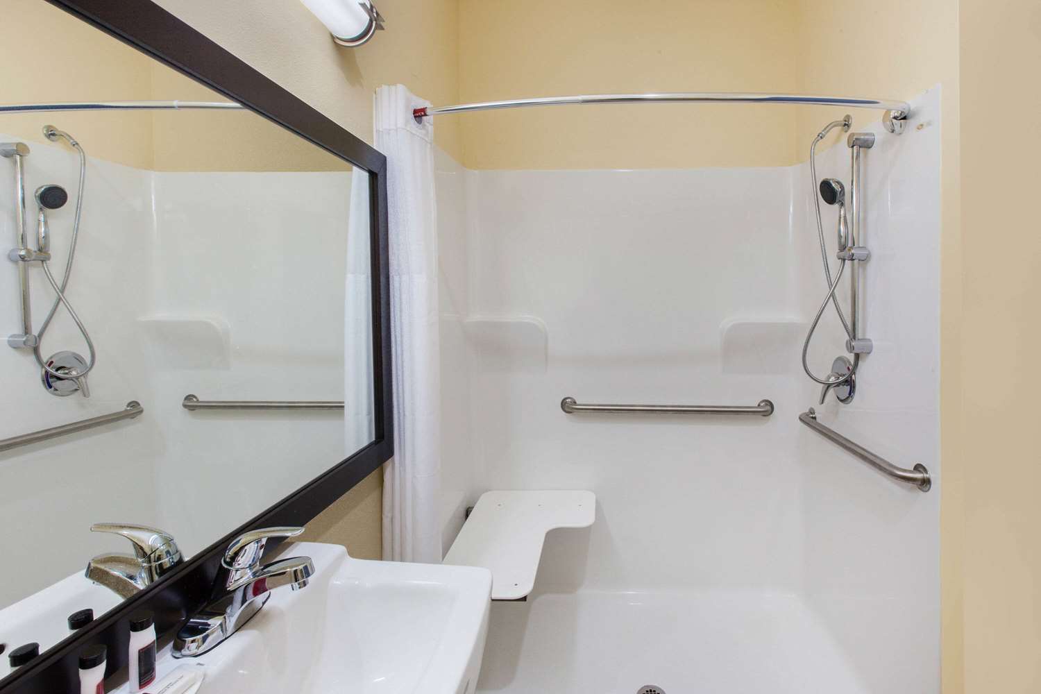 Фото Days Inn by Wyndham Baton Rouge Airport