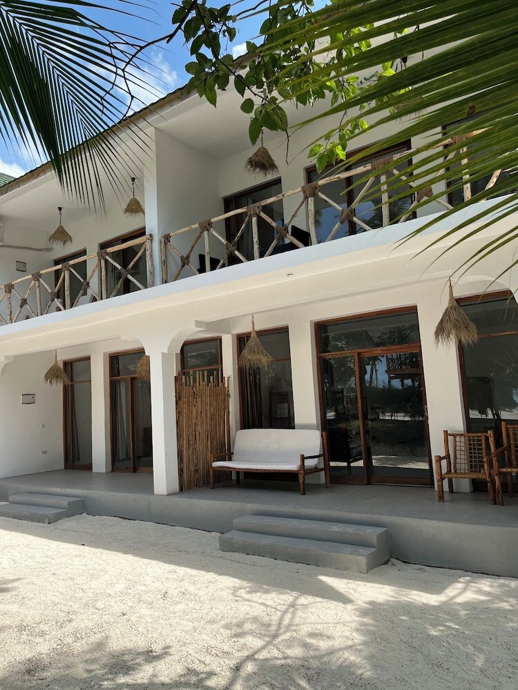 Фото Tiki Beach Club and Resort