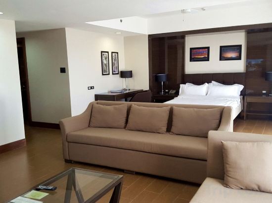 Фото Newtown Plaza Hotel