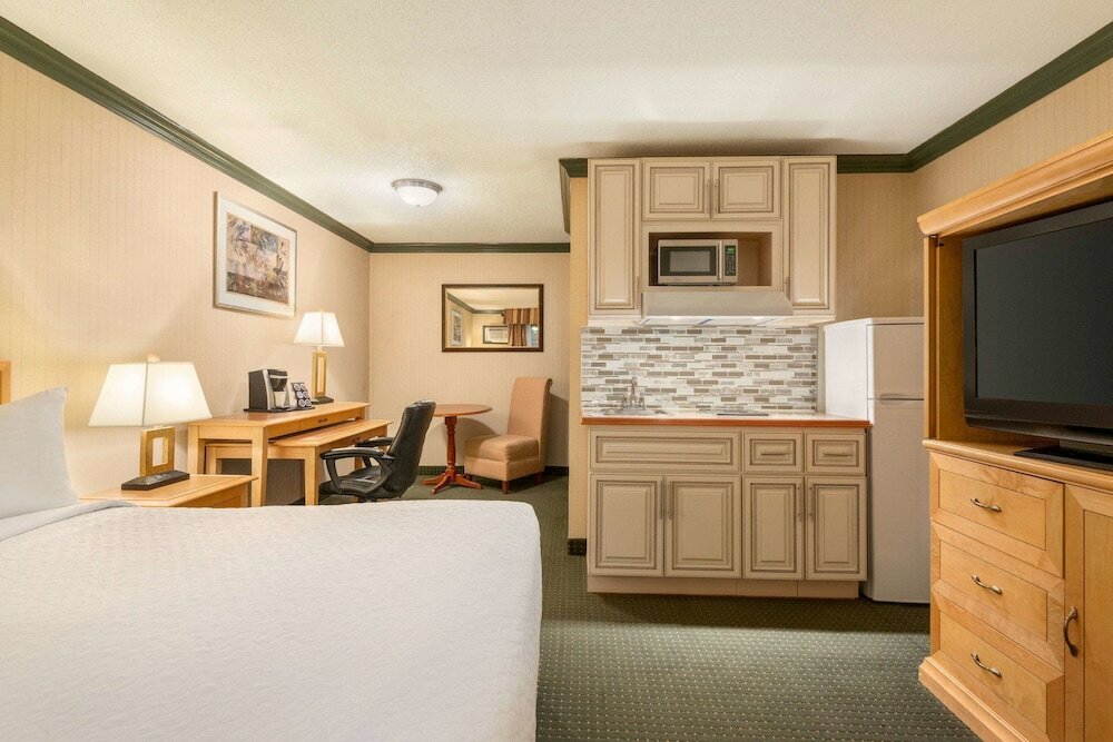 Фото Coast Dawson Creek Hotel