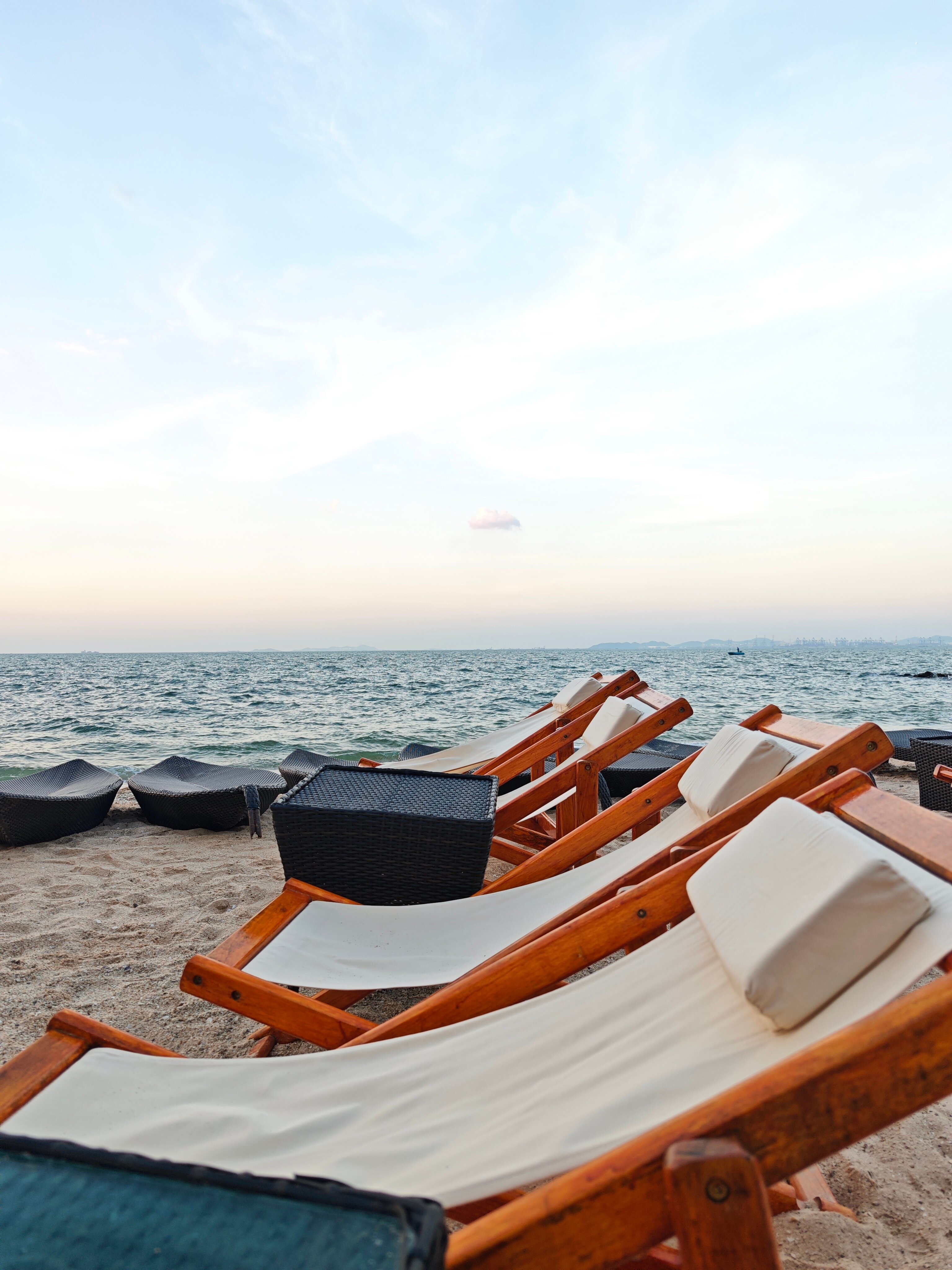 Фото Golden Tulip Pattaya Beach Resort